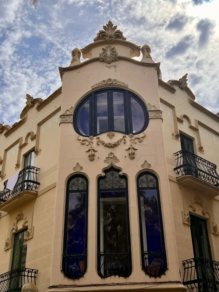 Fachada modernista del Hotel Noucentista en el centro de Sitges, un lugar para alojarse durante el festival de cine de terror de Sitges