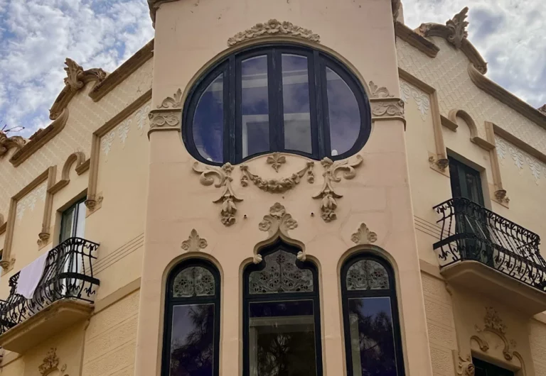 Hotel Noucentista — fachada modernista con ornamentos tallados en el centro de Sitges