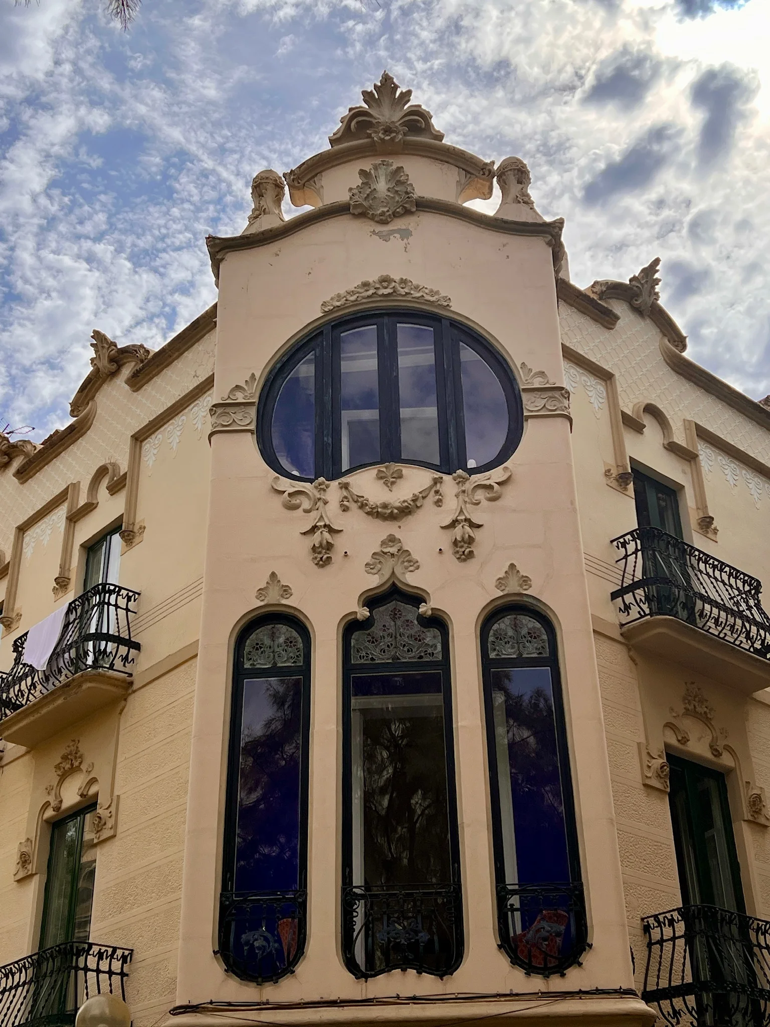 Hotel Noucentista — fachada modernista con ornamentos tallados en el centro de Sitges