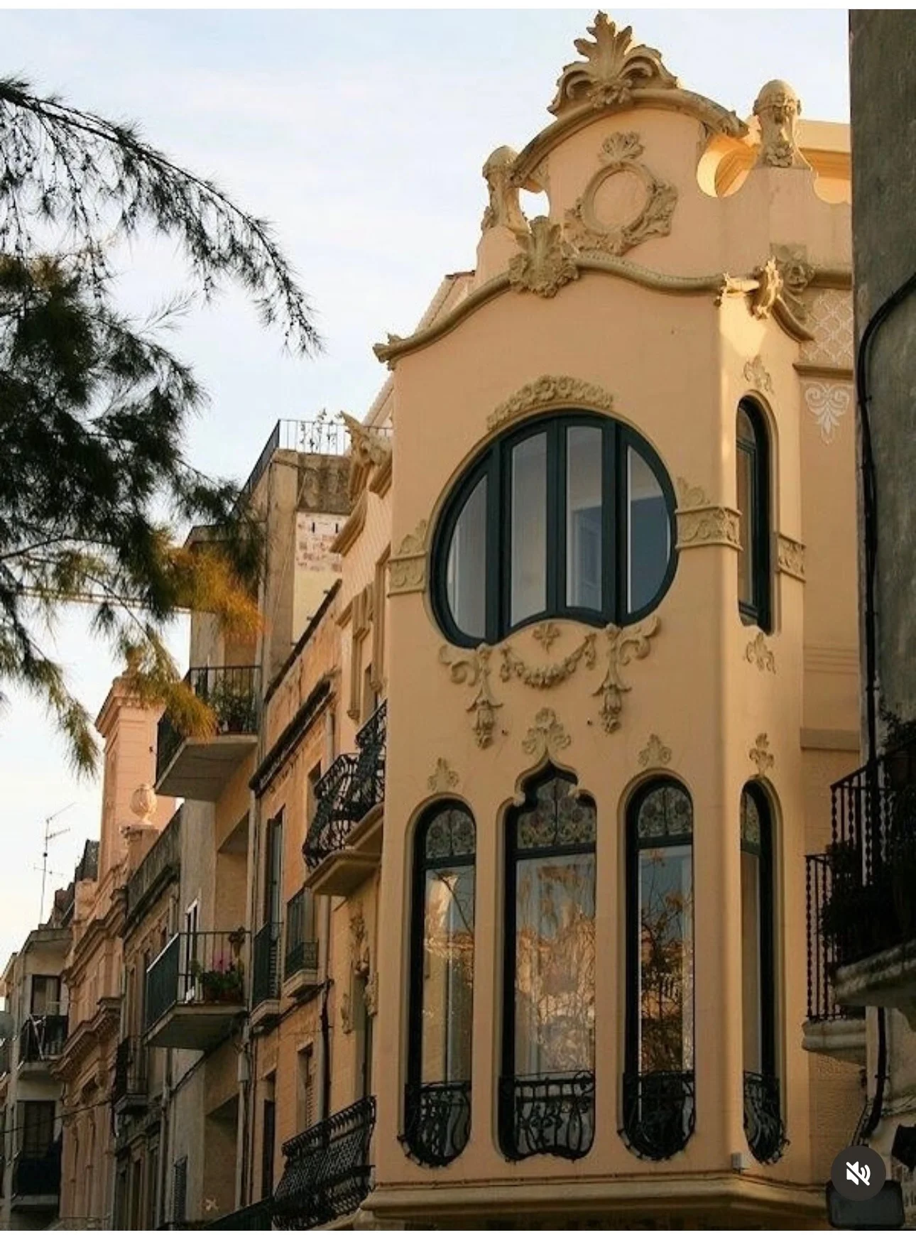 La fachada modernista del Hotel Noucentista en Sitges iluminada al atardecer
