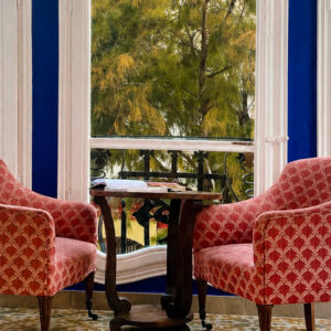 Suite del Hotel Noucentista — detalles modernistas y decoración boutique refinada