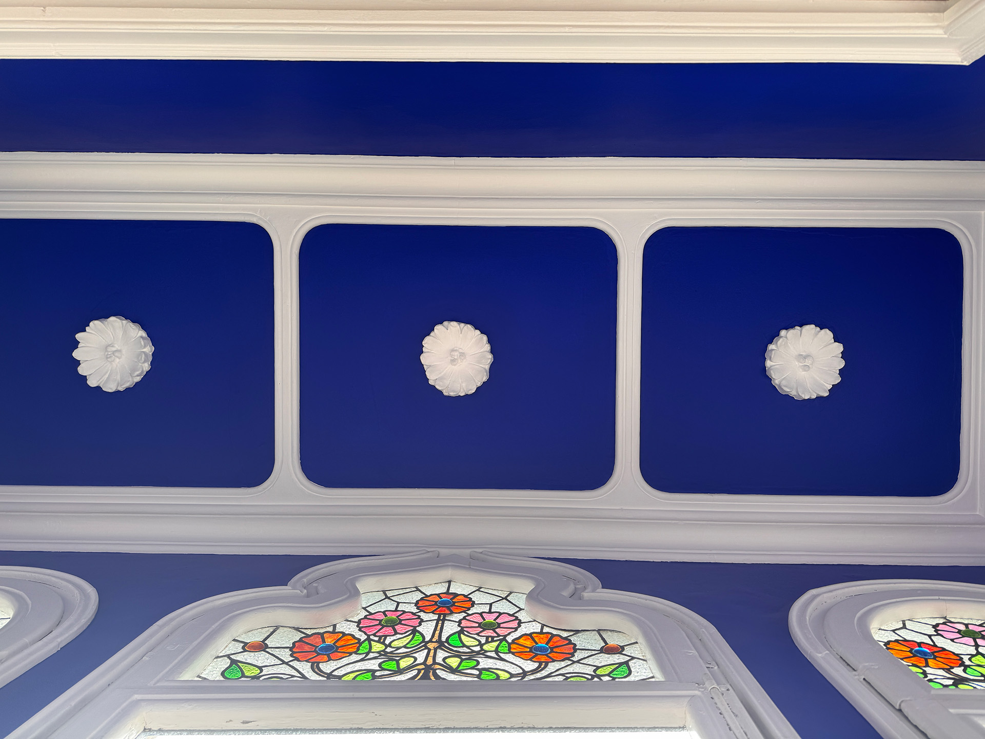 Vidrieras originales y techo pintado en el Hotel Noucentista, un hotel con encanto en Sitges