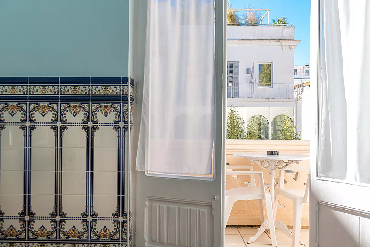 Terraza soleada de una habitación del Hotel Noucentista, para relajarse tras un día en las calas de Sitges