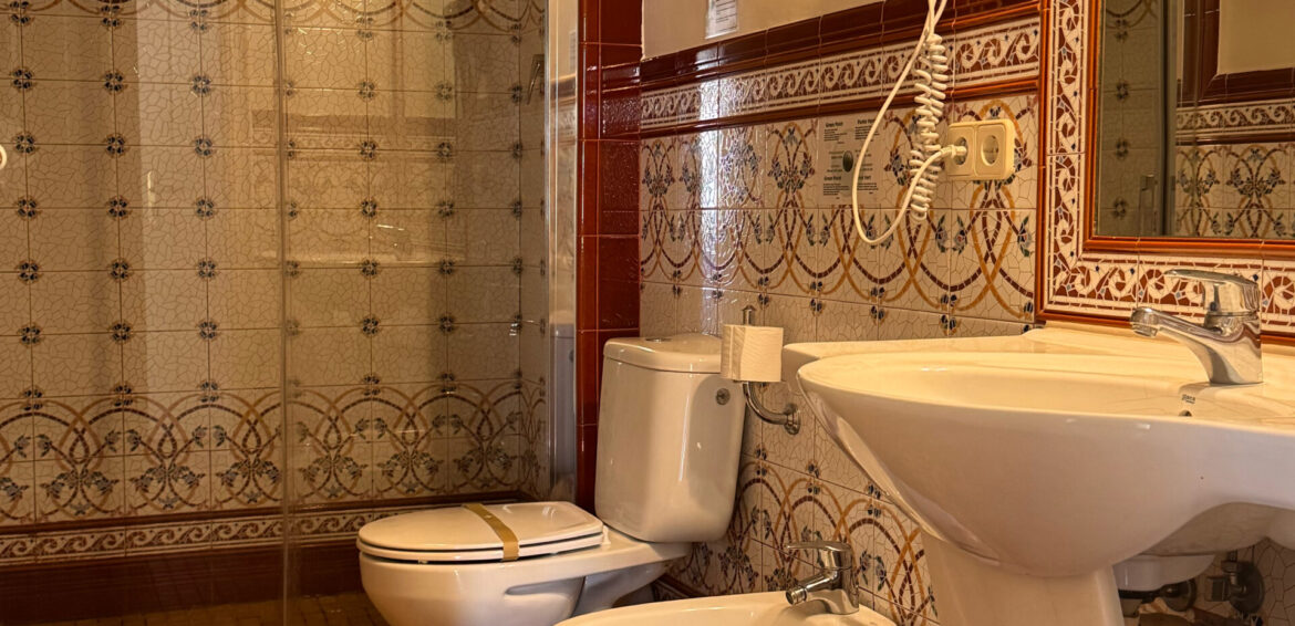 Suite triple con galería del Hotel Noucentista en Sitges, vista 4