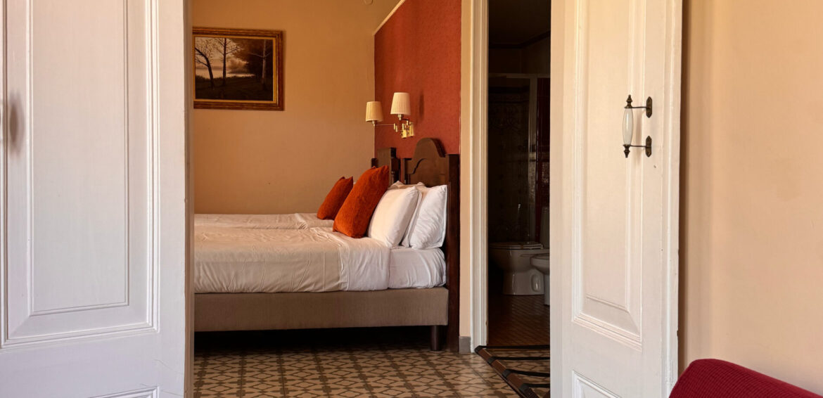 Suite triple con galería del Hotel Noucentista en Sitges, vista 5