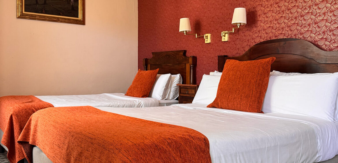 Suite triple con galería del Hotel Noucentista en Sitges, vista 1