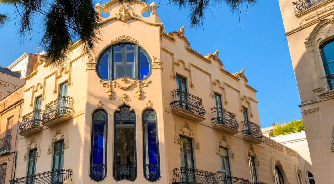 Fachada modernista del Hotel Noucentista, un hotel con encanto en Sitges en el Carrer Illa de Cuba