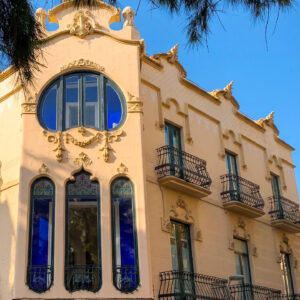 Fachada modernista del Hotel Noucentista, un hotel con encanto en Sitges en el Carrer Illa de Cuba