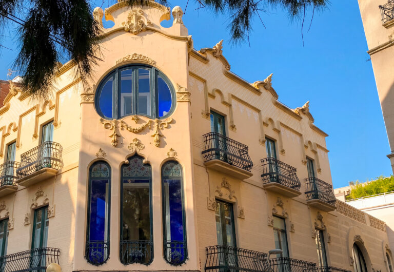 Fachada modernista del Hotel Noucentista, un hotel con encanto en Sitges en el Carrer Illa de Cuba