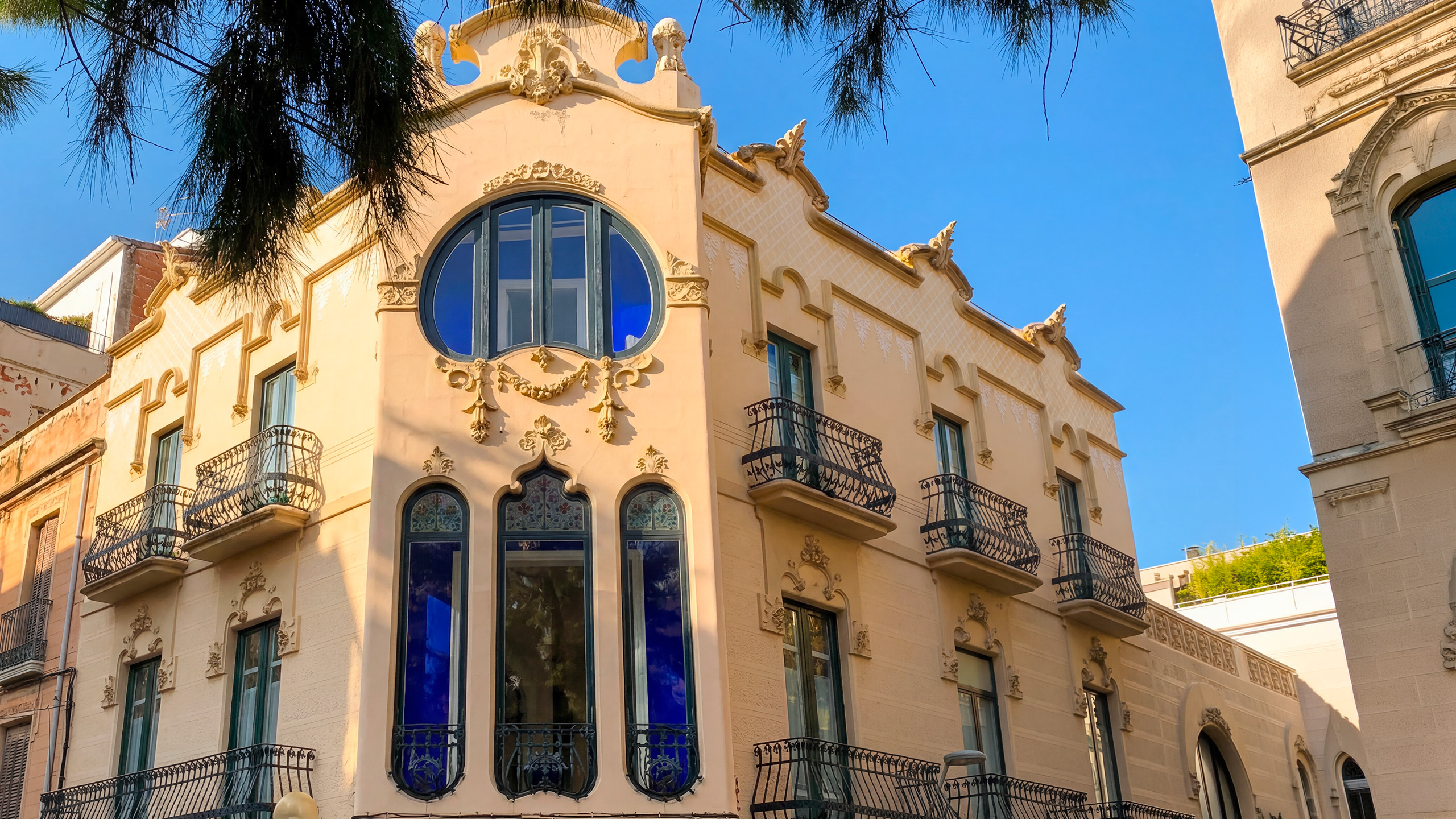 Fachada modernista del Hotel Noucentista en el Carrer Illa de Cuba, un lugar céntrico donde alojarse en Sitges