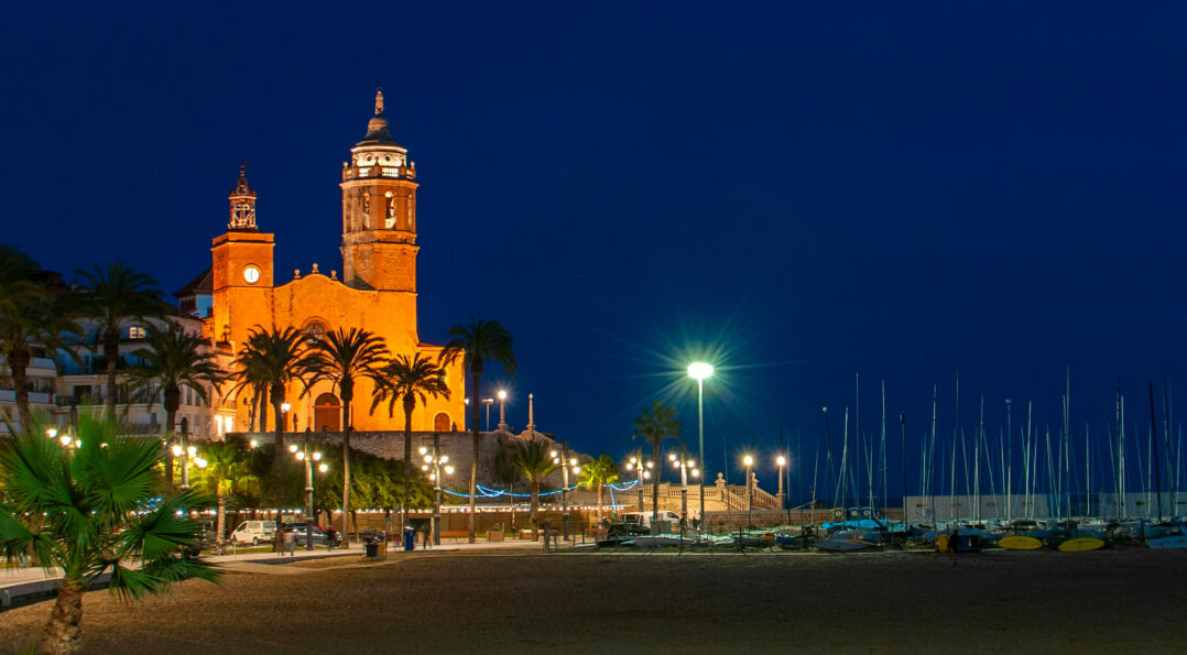 Sitges de noche junto al mar, ciudad tranquila a 45 minutos de la Fira Gran Via durante ISE 2027