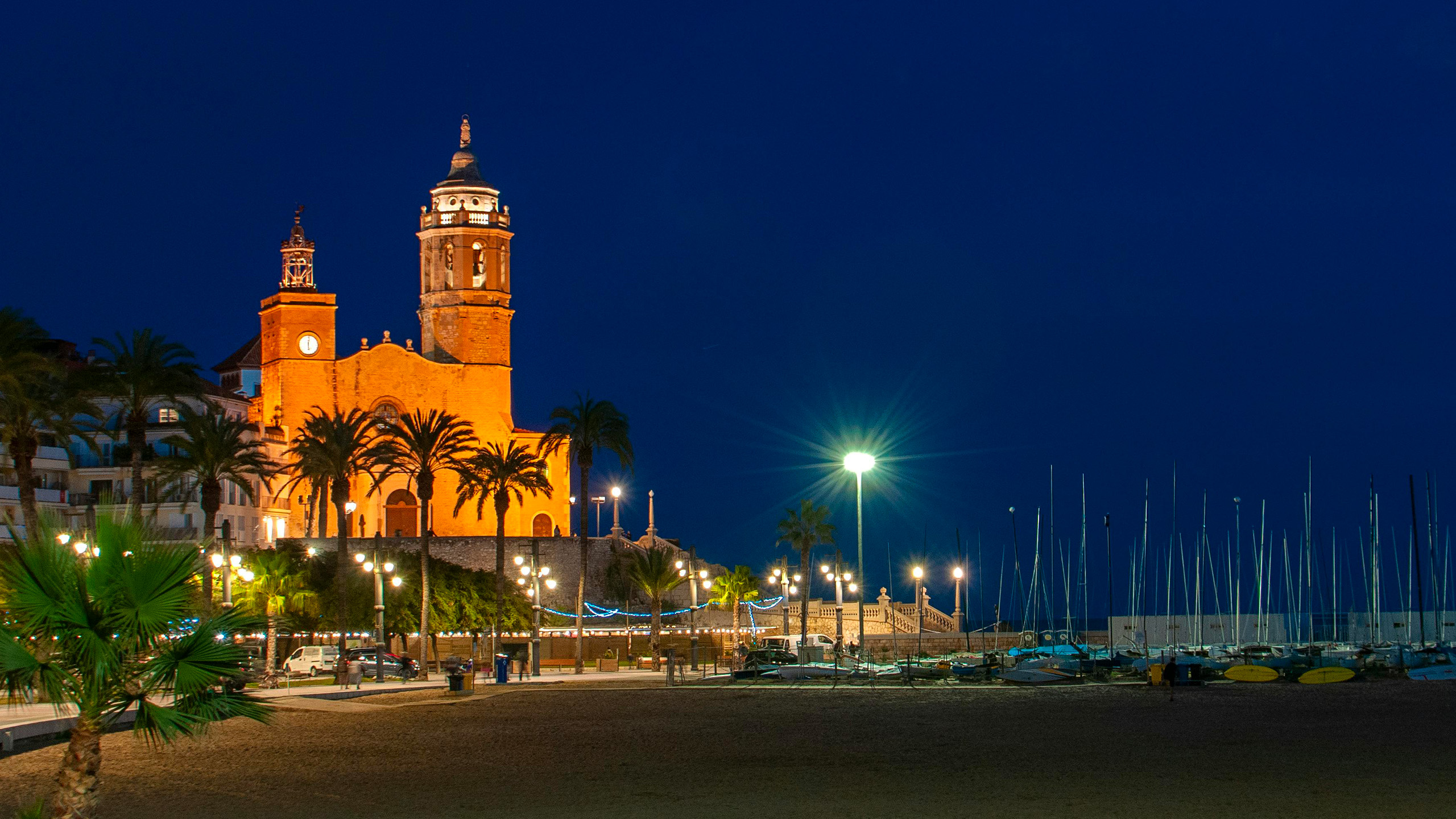 Iglesia de Sant Bartomeu i Santa Tecla de noche, emblema del casco antiguo, una zona donde alojarse en Sitges