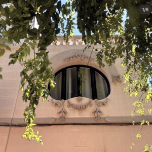Interior del Hotel Noucentista con vidrieras modernistas y mobiliario antiguo