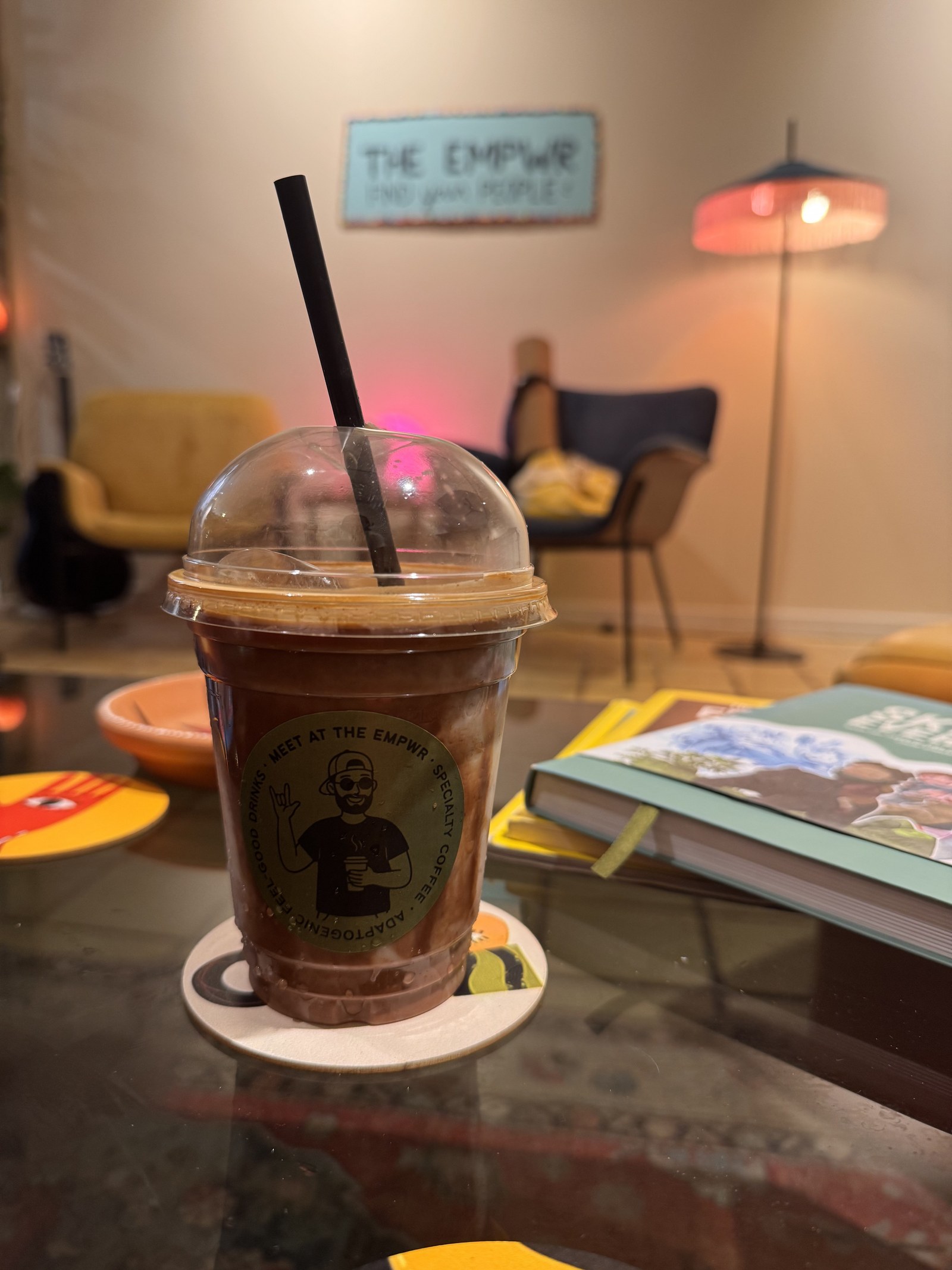 Ein eisgekühlter Aerocano-Kaffee im The EMPWR zum Abschluss des Brunch in Sitges