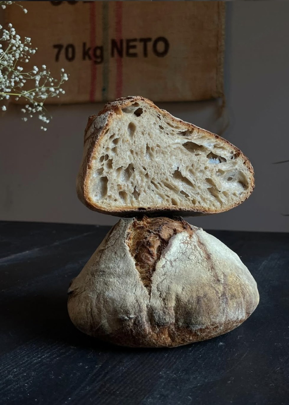 Rustikale Sauerteigbrote in der Bäckerei Modo, für den Brunch in Sitges