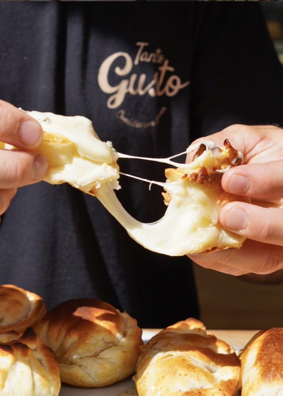 Ein Panino mit Käsefäden im Tanto Gusto, herzhafter Brunch in Sitges