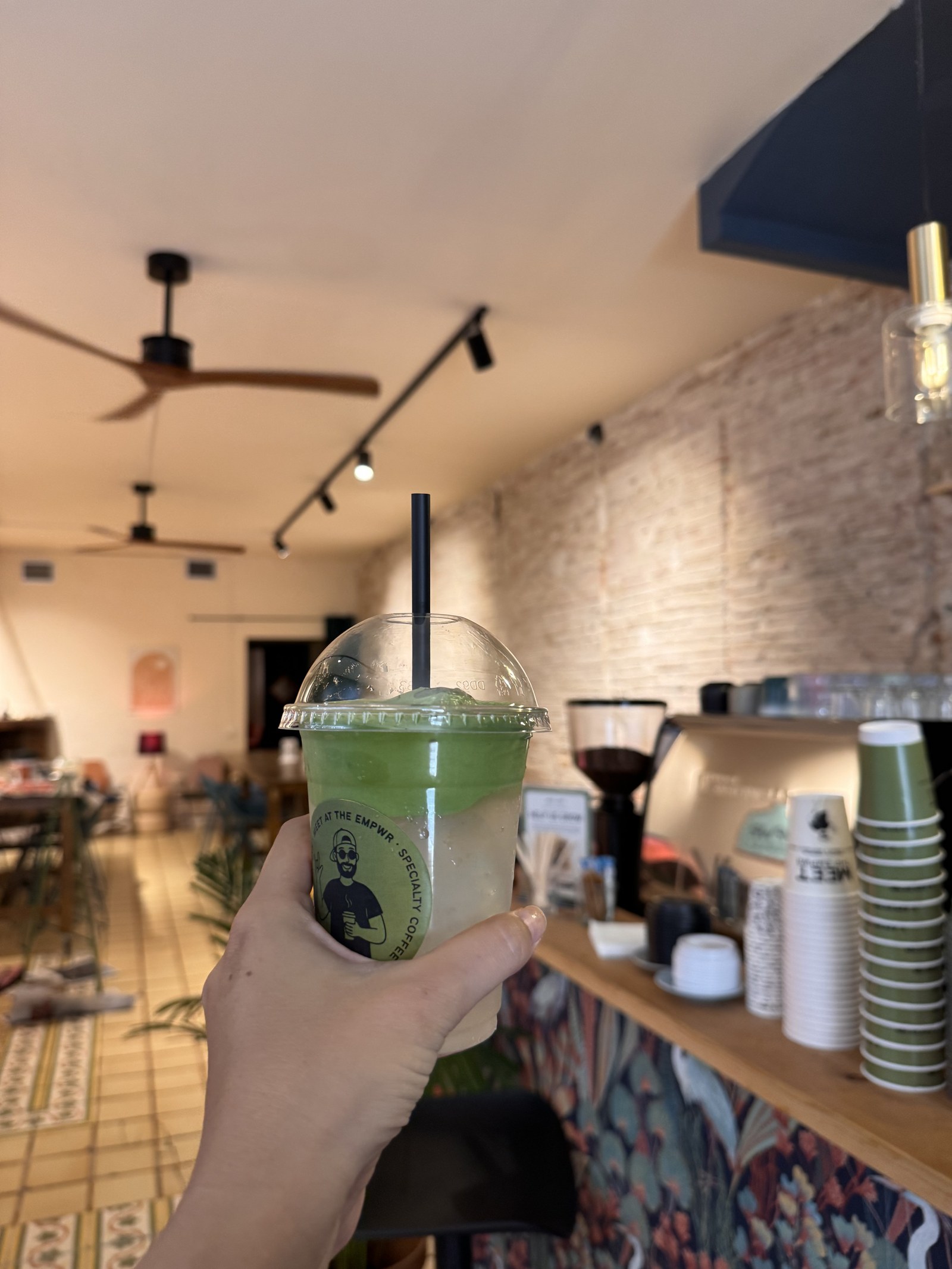 Matcha ceremonial con hielo en la barra de café de The EMPWR en Sitges