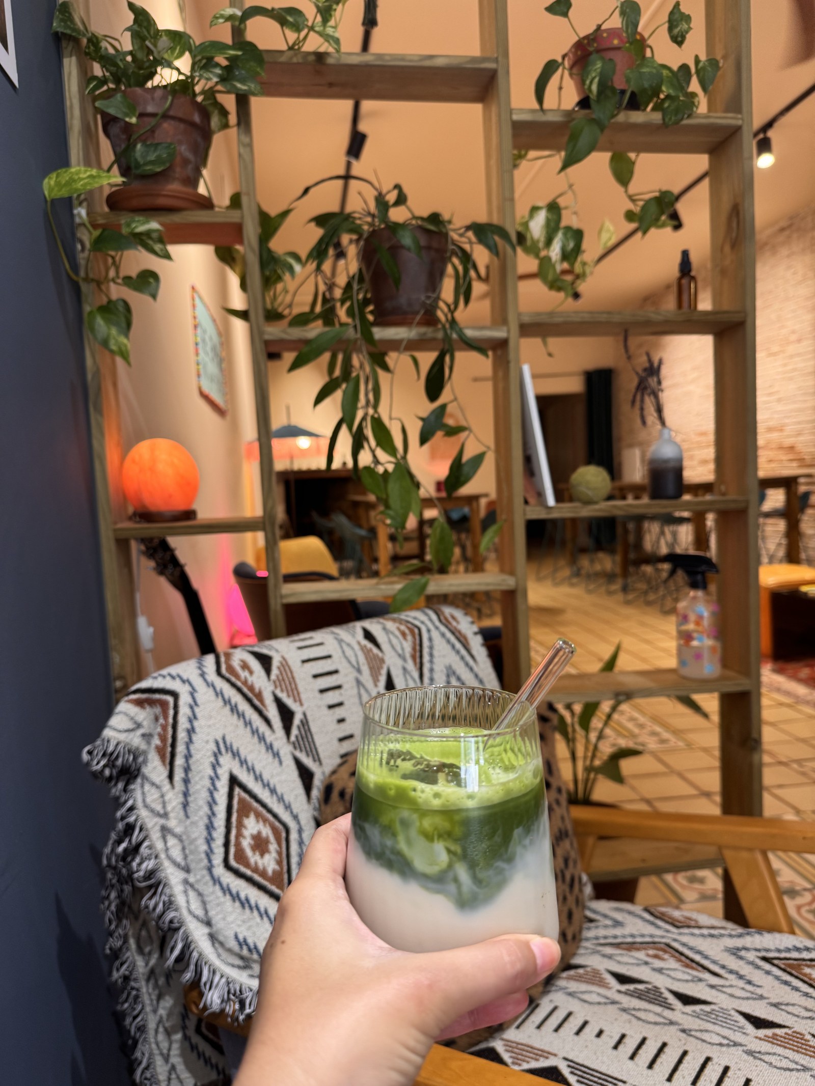 Matcha con hielo en un rincón acogedor de The EMPWR, a un minuto del hotel en Sitges