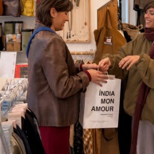 Una clienta recibe su bolsa de India Mon Amour, compras en la concept store de Sitges