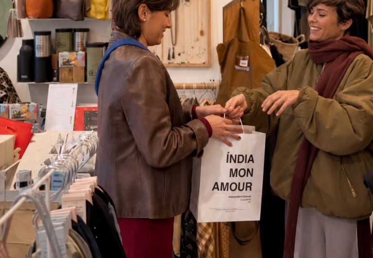 Una clienta recibe su bolsa de India Mon Amour, compras en la concept store de Sitges