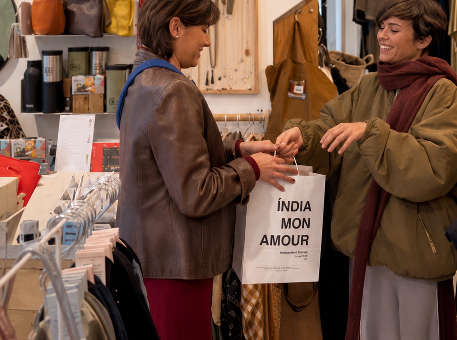Una clienta recibe su bolsa de India Mon Amour, compras en la concept store de Sitges