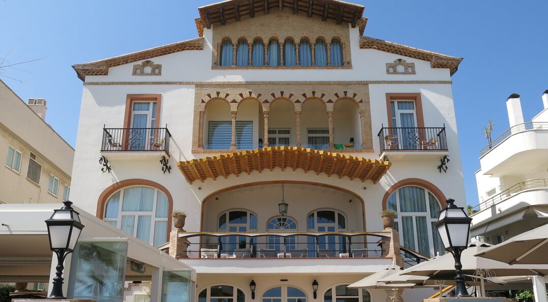 Fachada modernista de la Casa Vilella en el paseo marítimo de Sitges, hotel cuyo spa también recibe a visitantes
