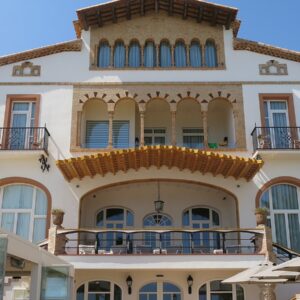Fachada modernista de la Casa Vilella en el paseo marítimo de Sitges, hotel cuyo spa también recibe a visitantes