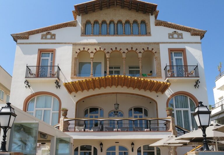 Fachada modernista de la Casa Vilella en el paseo marítimo de Sitges, hotel cuyo spa también recibe a visitantes