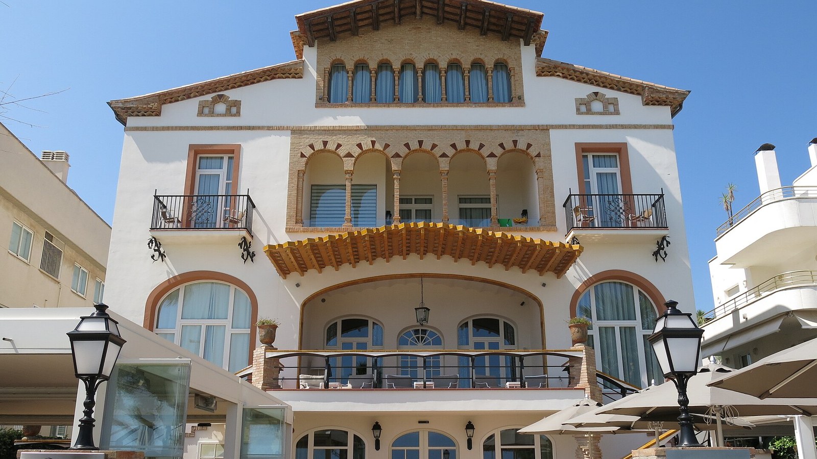 Fachada modernista de la Casa Vilella en el paseo marítimo de Sitges, hotel cuyo spa también recibe a visitantes