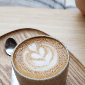 Taza de cortado servida en la barra de una cafetería de Sitges por la mañana