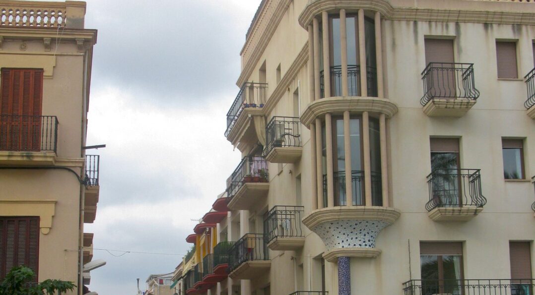 Callejuela comercial del casco antiguo de Sitges con tiendas de creadores