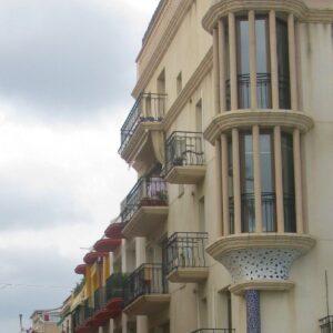 Callejuela comercial del casco antiguo de Sitges con tiendas de creadores