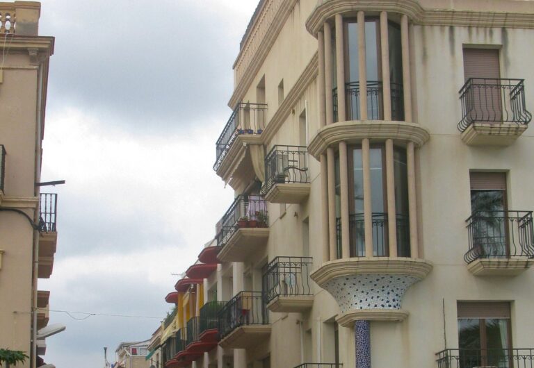 Callejuela comercial del casco antiguo de Sitges con tiendas de creadores
