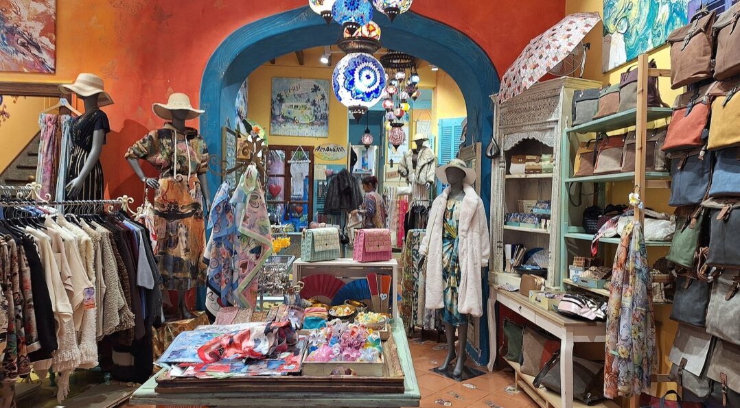 Escaparate de una tienda de creadores en el carrer de Sant Francesc de Sitges