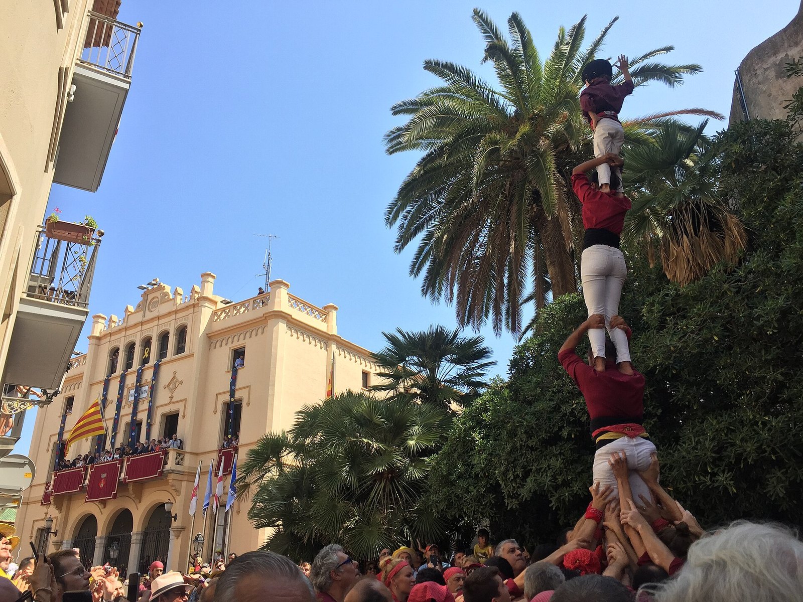 Castell levantado durante la Festa Major de Sitges, torre humana frente a la iglesia del centro