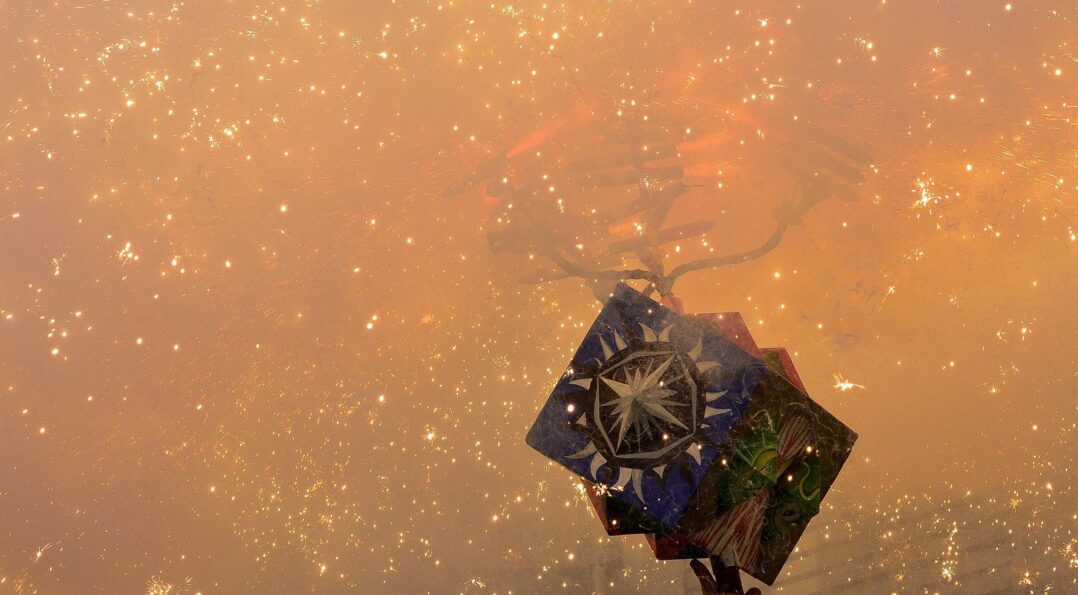 Correfoc de la Festa Major de Sitges, chispas de fuego en la noche