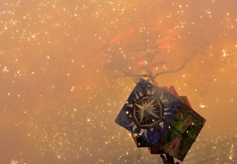 Correfoc de la Festa Major de Sitges, chispas de fuego en la noche