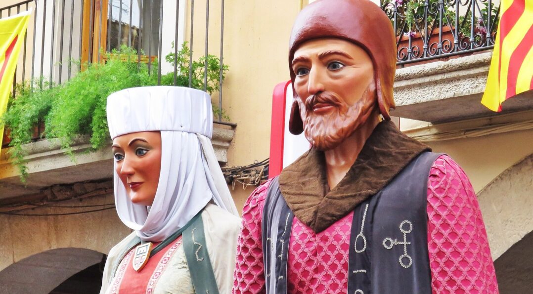 Gegants y cabezudos desfilando por las calles de Sitges durante la Festa Major