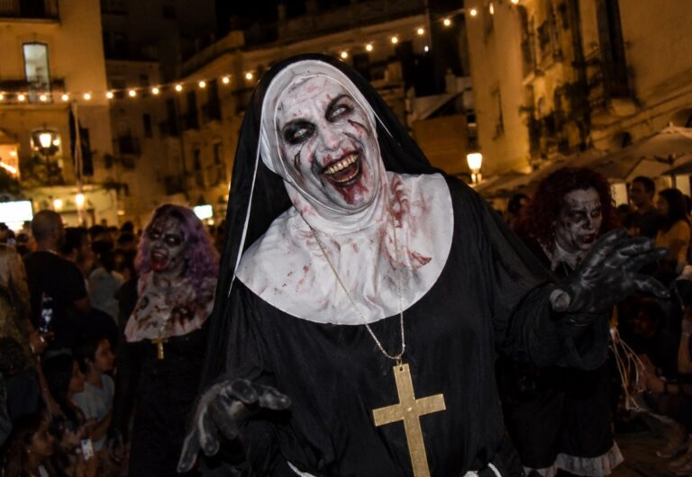 Desfile nocturno del Festival de Sitges, personaje disfrazado por las calles del centro