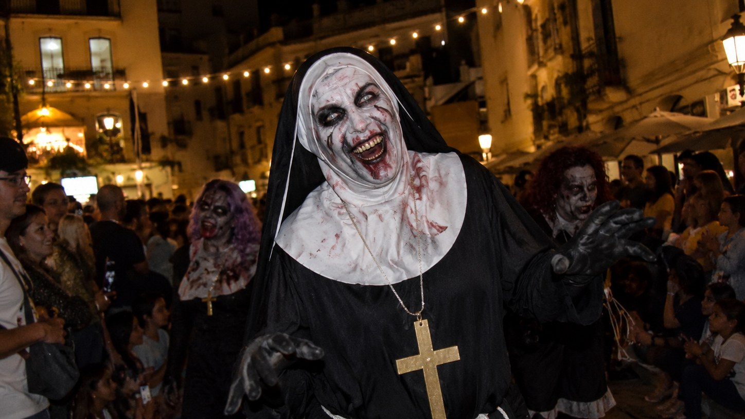 Desfile nocturno del Festival de Sitges, personaje disfrazado por las calles del centro