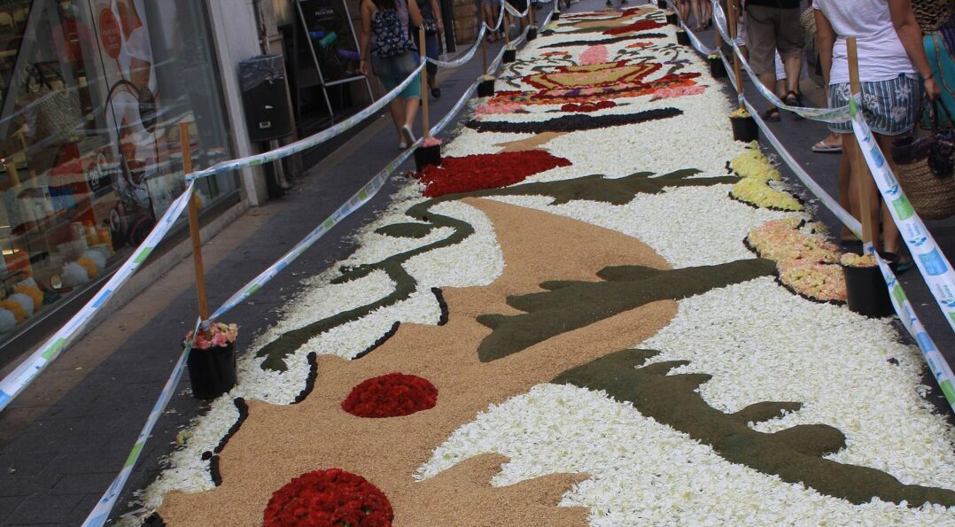 Alfombra de flores multicolor durante el Corpus de Sitges en el casco antiguo
