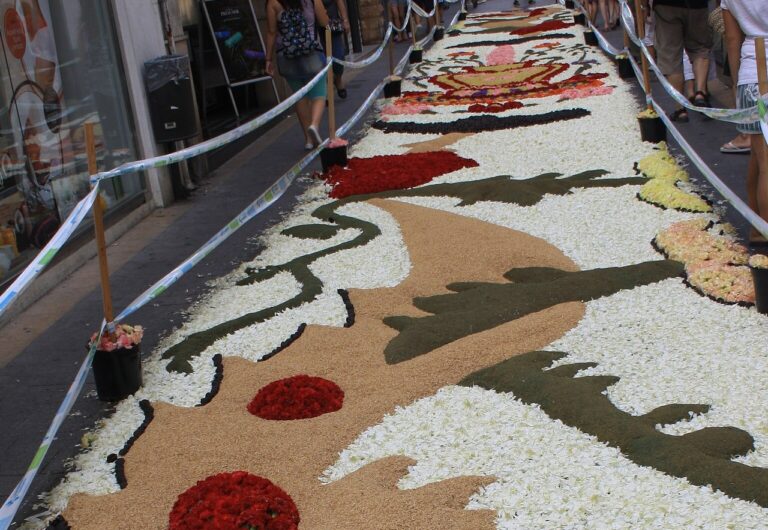 Alfombra de flores multicolor durante el Corpus de Sitges en el casco antiguo