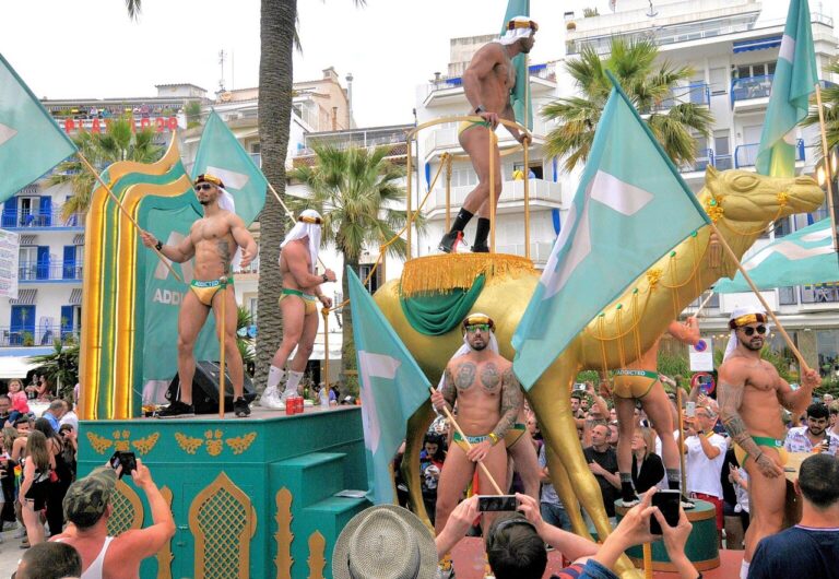 Desfile del Orgullo Gay de Sitges en el paseo marítimo, carrozas y ambiente festivo