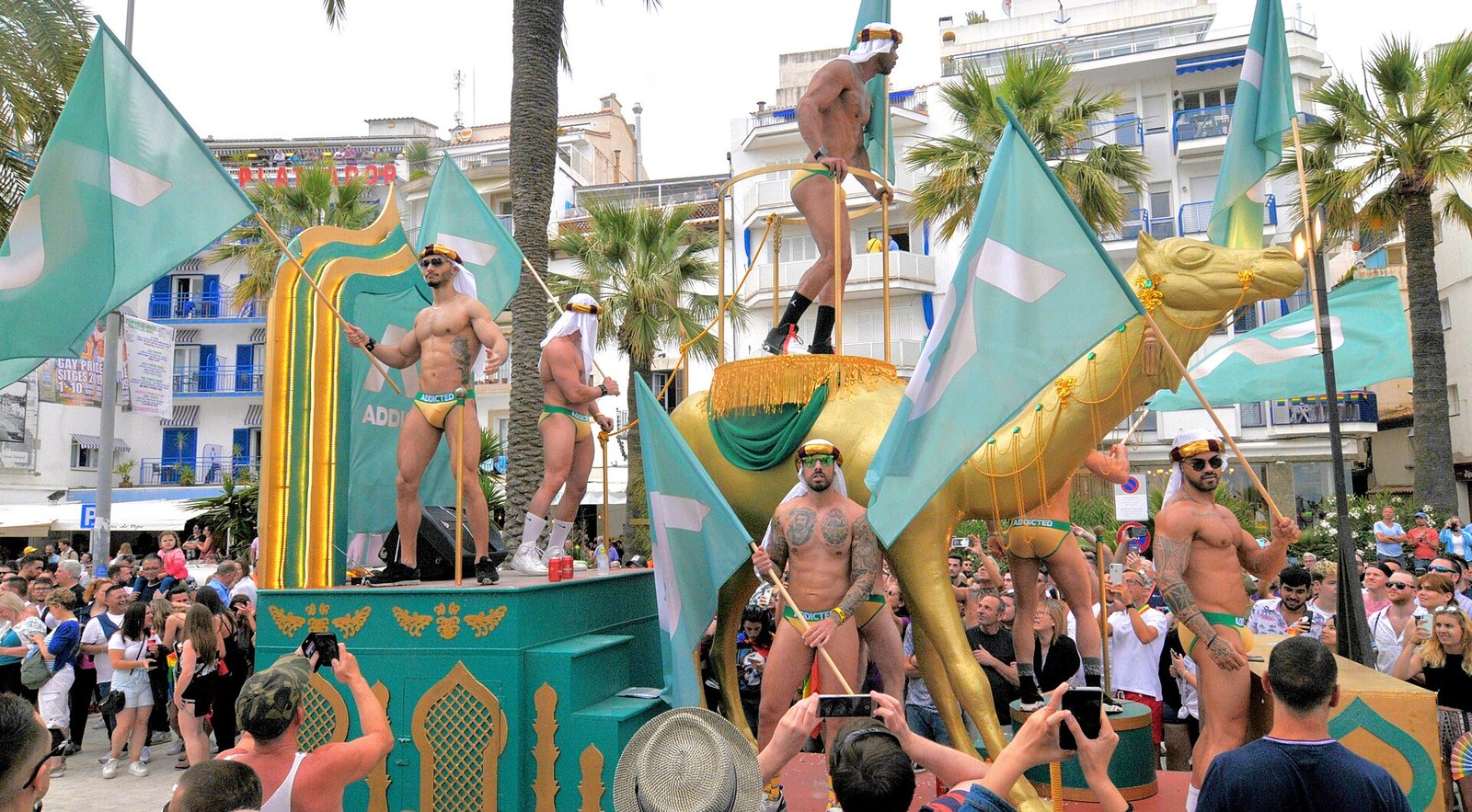Desfile del Orgullo Gay de Sitges en el paseo marítimo, carrozas y ambiente festivo