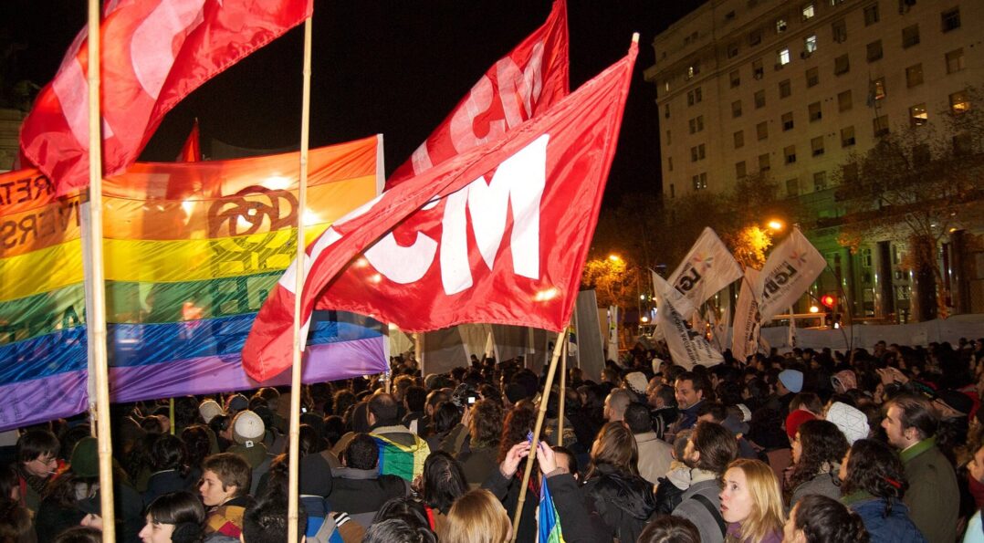 Multitud y banderas arcoíris por las calles de Sitges durante el Gay Pride