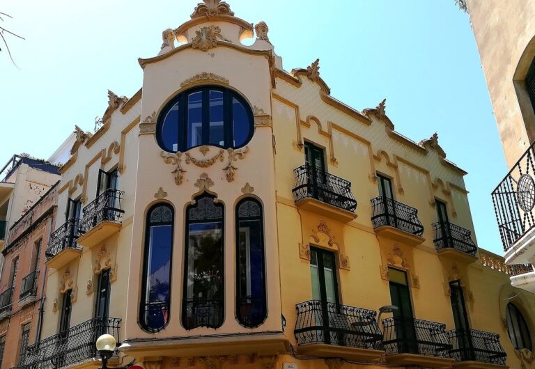 Fachada modernista de la Casa Manuel Planas en el número 21 de la calle Illa de Cuba de Sitges, hoy el Hotel Noucentista