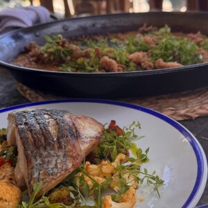 Terraza de un restaurante de Sitges con pescado a la plancha y arròs a la sitgetana para compartir
