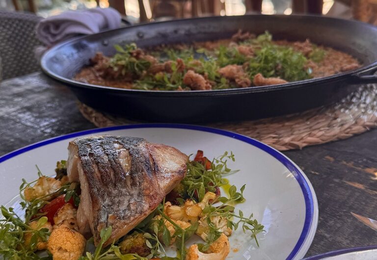 Terraza de un restaurante de Sitges con pescado a la plancha y arròs a la sitgetana para compartir