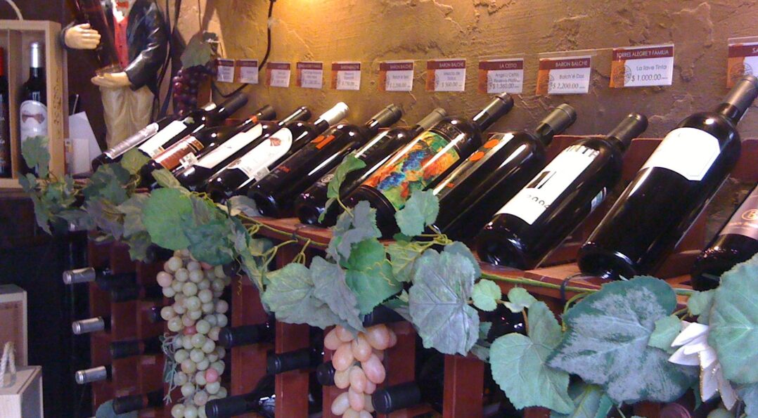 Botellas de cava envejeciendo en una bodega subterránea del Penedès