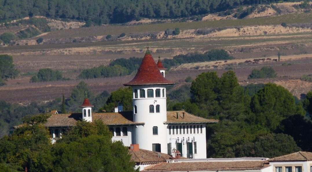 Gran finca vinícola del Penedès rodeada de viñas, cerca de Sitges